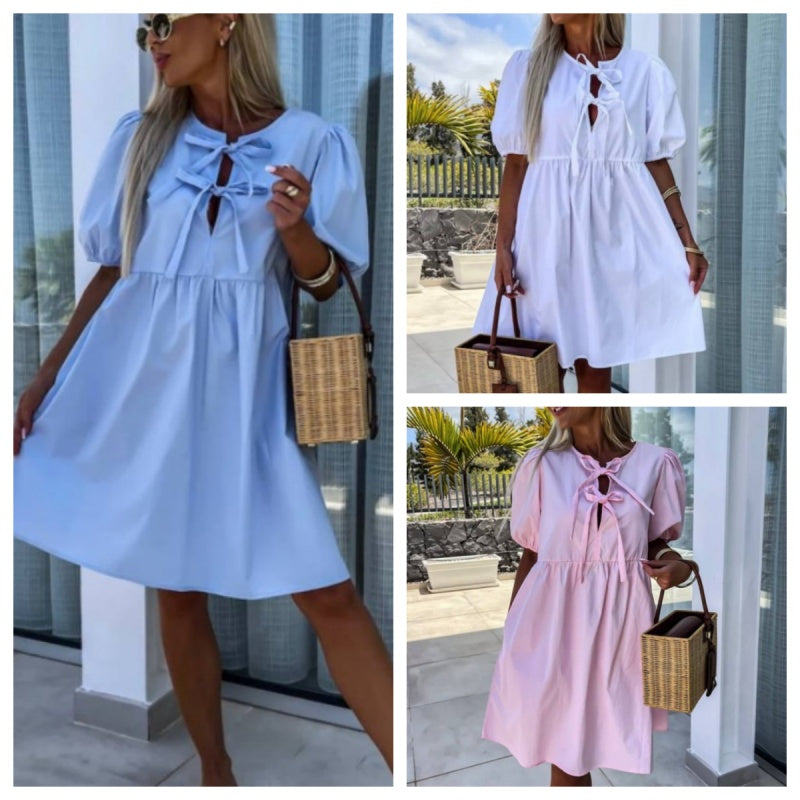 Vestido de mujer monocromático de moda con una mosca en la parte delantera y mangas hinchadas