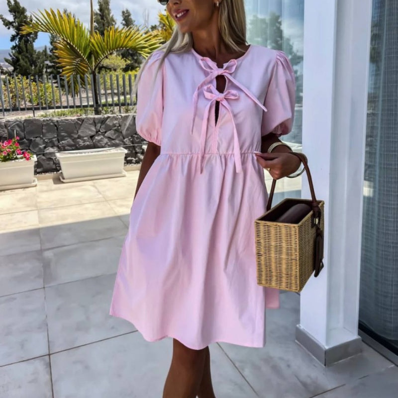 Vestido de mujer monocromático de moda con una mosca en la parte delantera y mangas hinchadas
