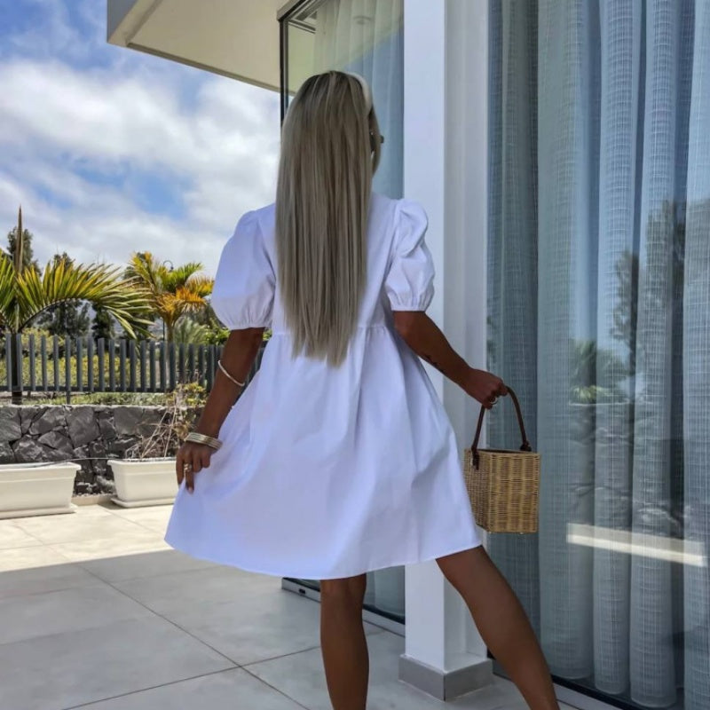 Vestido de mujer monocromático de moda con una mosca en la parte delantera y mangas hinchadas