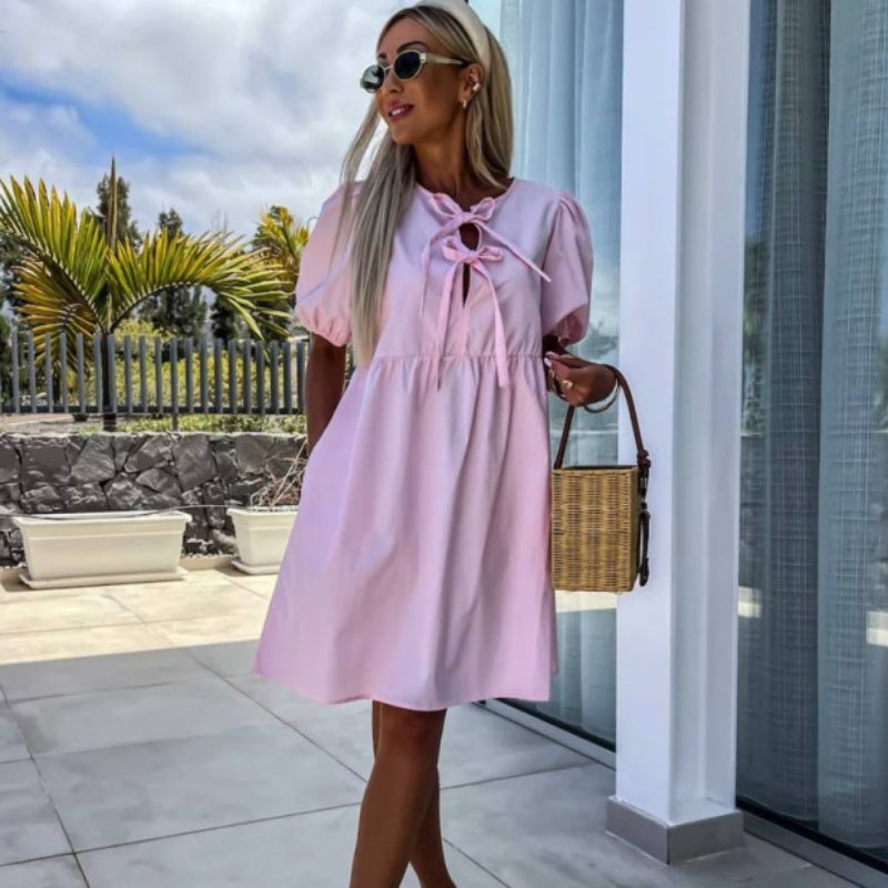 Vestido de mujer monocromático de moda con una mosca en la parte delantera y mangas hinchadas