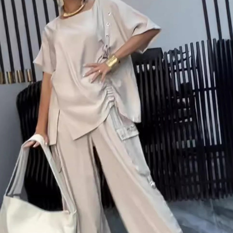 Traje para mujeres de dos partes con una camiseta y pantalones circulares de cuello