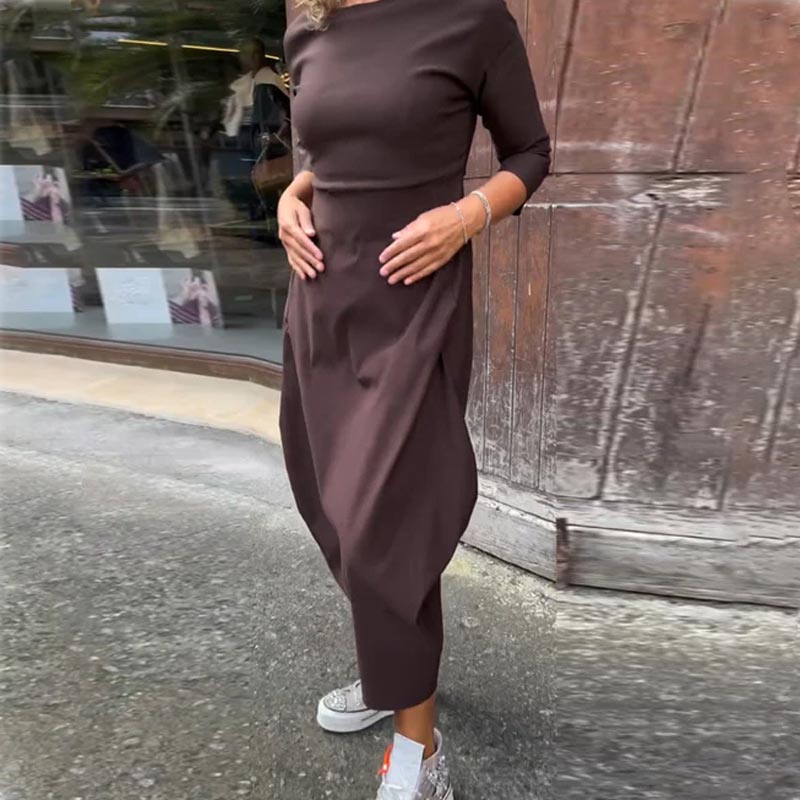 Einfaches, elegantes Damenkleid mit langen Ärmeln und Tasche