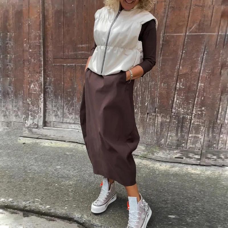 Einfaches, elegantes Damenkleid mit langen Ärmeln und Tasche