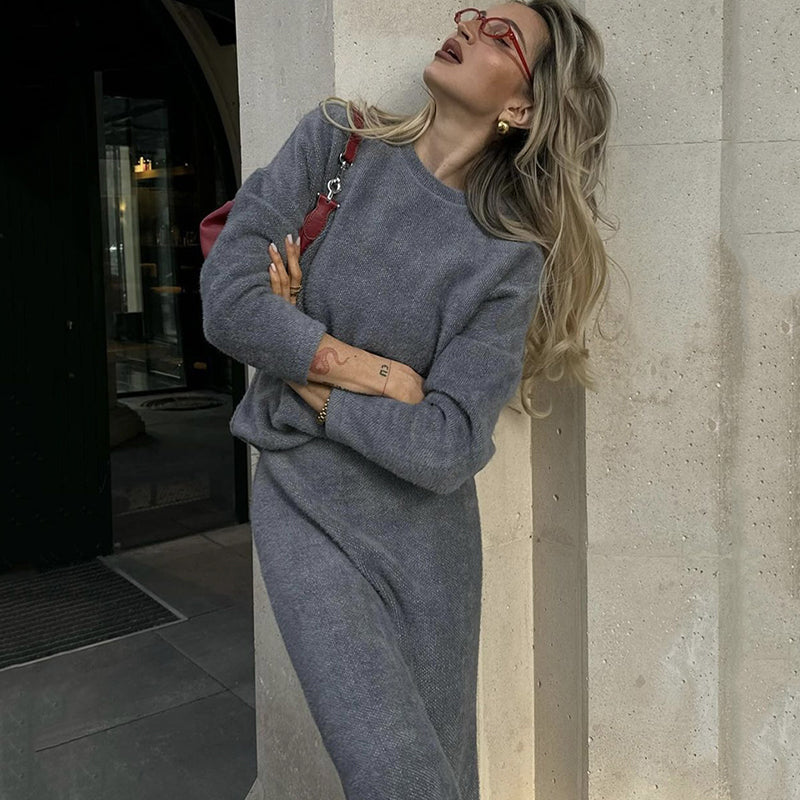 Elegantes, kuscheliges Set aus Pullover und ausgestelltem Rock für Damen