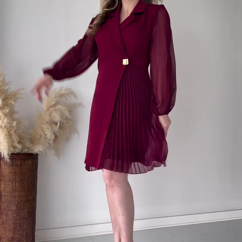 Unifarbenes Kleid mit Reverskragen und Rüschensaum