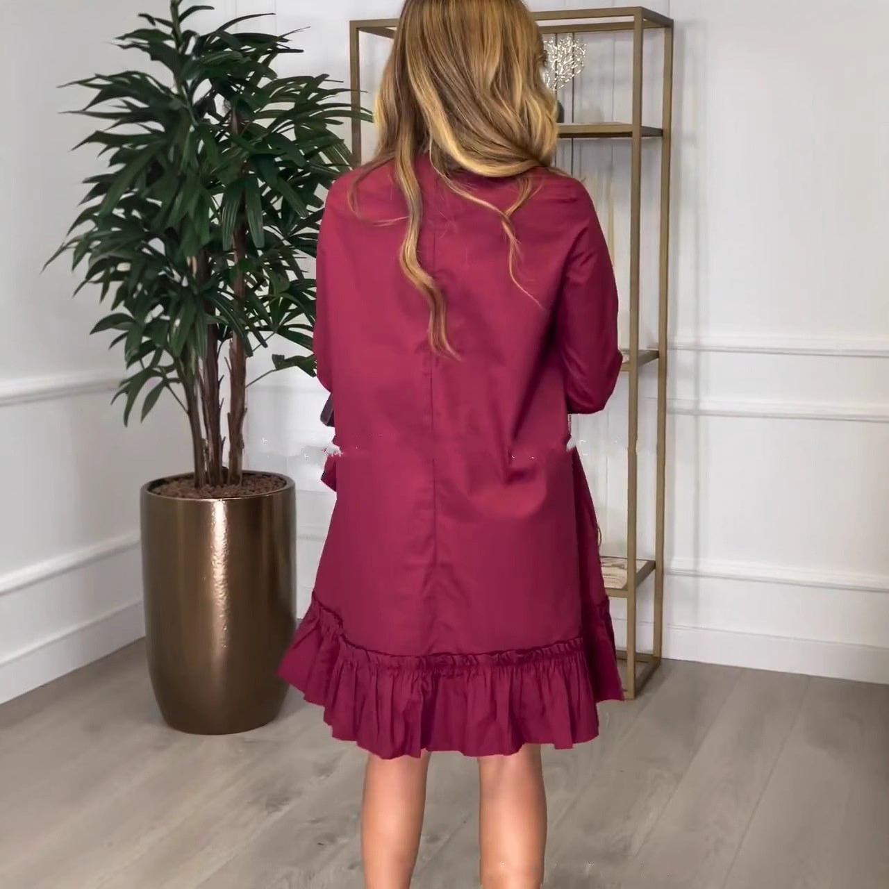 Vestido para mujeres de manga larga con un escote circular y dobladillo con volantes