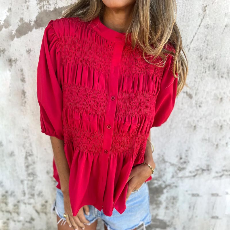 Camisa casual y plisada de mujeres con un escote redondo y botones