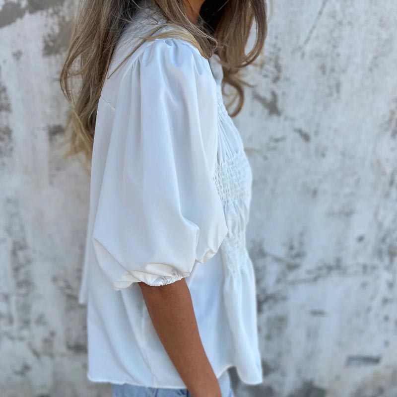 Camisa casual y plisada de mujeres con un escote redondo y botones