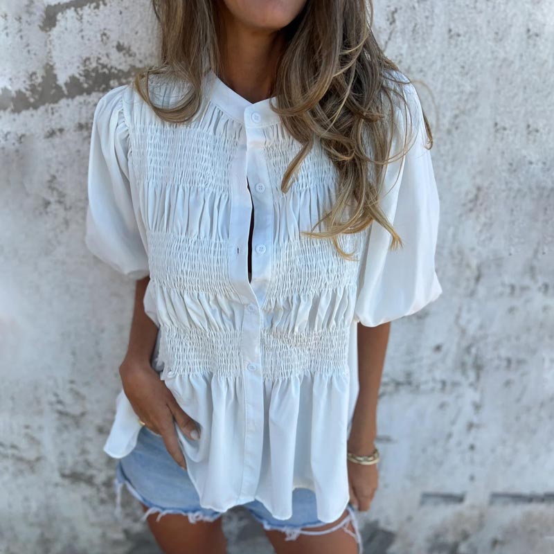 Camisa casual y plisada de mujeres con un escote redondo y botones
