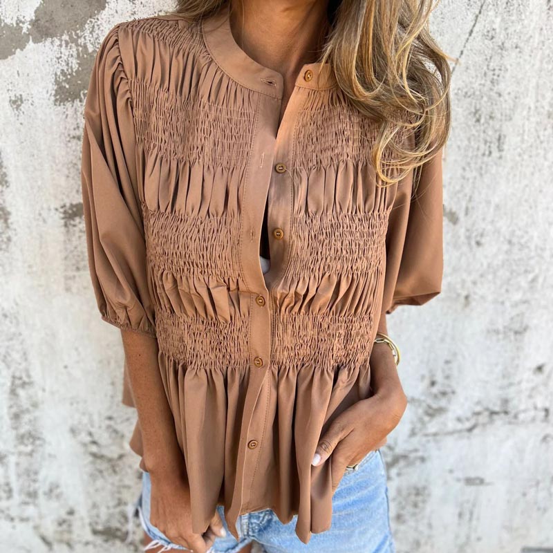 Camisa casual y plisada de mujeres con un escote redondo y botones
