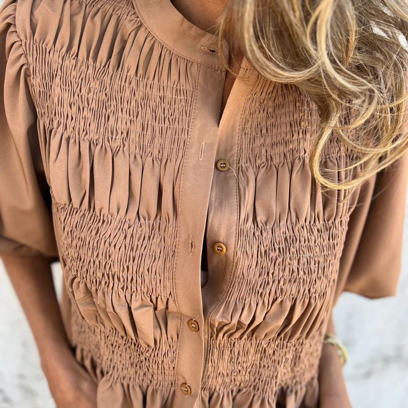 Camisa casual y plisada de mujeres con un escote redondo y botones