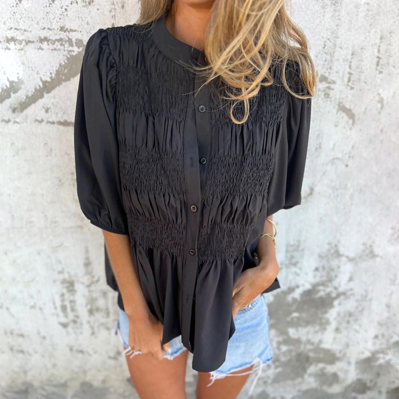 Camisa casual y plisada de mujeres con un escote redondo y botones