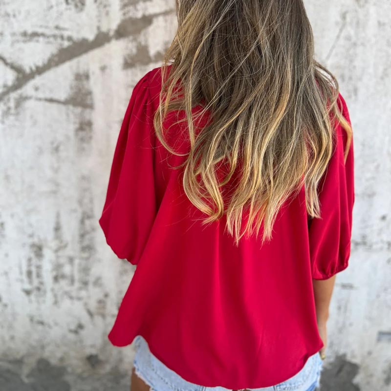 Camisa casual y plisada de mujeres con un escote redondo y botones