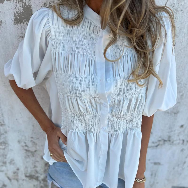 Camisa casual y plisada de mujeres con un escote redondo y botones