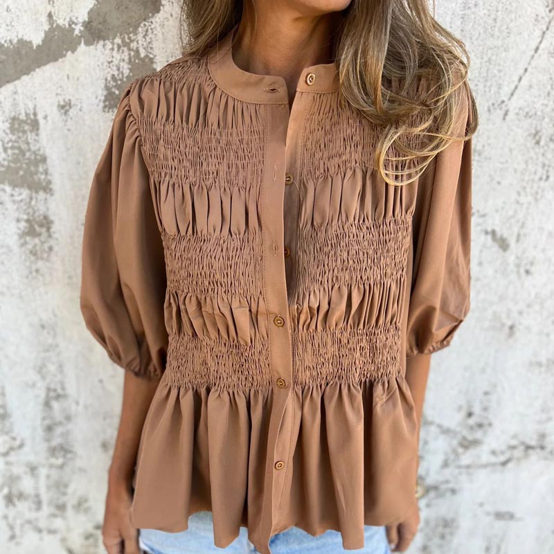 Camisa casual y plisada de mujeres con un escote redondo y botones