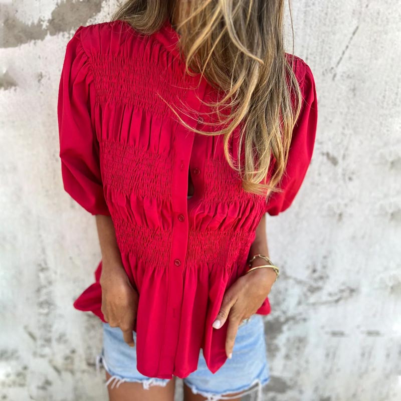 Camisa casual y plisada de mujeres con un escote redondo y botones