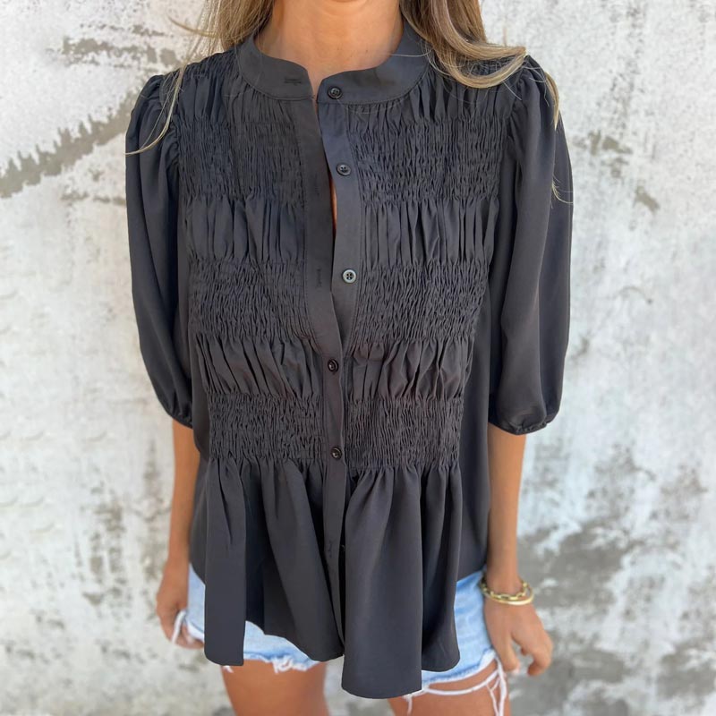 Camisa casual y plisada de mujeres con un escote redondo y botones