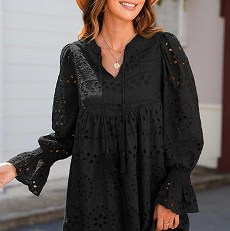 Damenkleid mit V-Ausschnitt, Schnürung, Lochmuster und ausgestellten Ärmeln