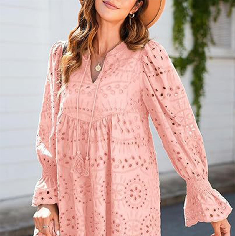 Damenkleid mit V-Ausschnitt, Schnürung, Lochmuster und ausgestellten Ärmeln