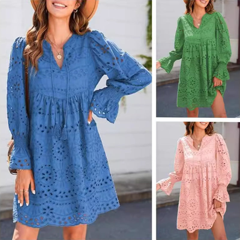 Damenkleid mit V-Ausschnitt, Schnürung, Lochmuster und ausgestellten Ärmeln