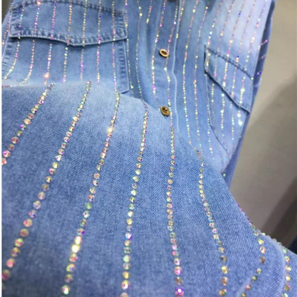 Camisa de jean femenina con diamantes de imitación y botón