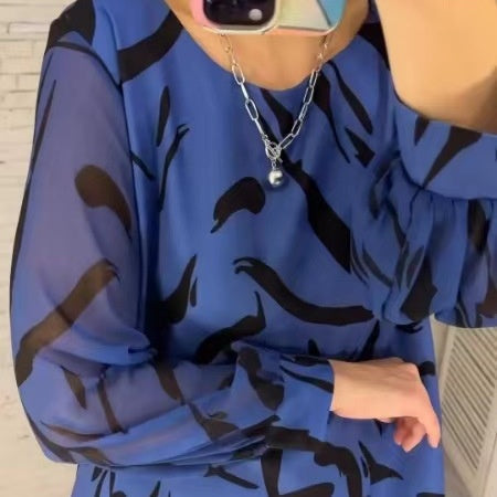 Vestido a largo plazo para mujeres con un corte suelto, escote circular y diseño de presión