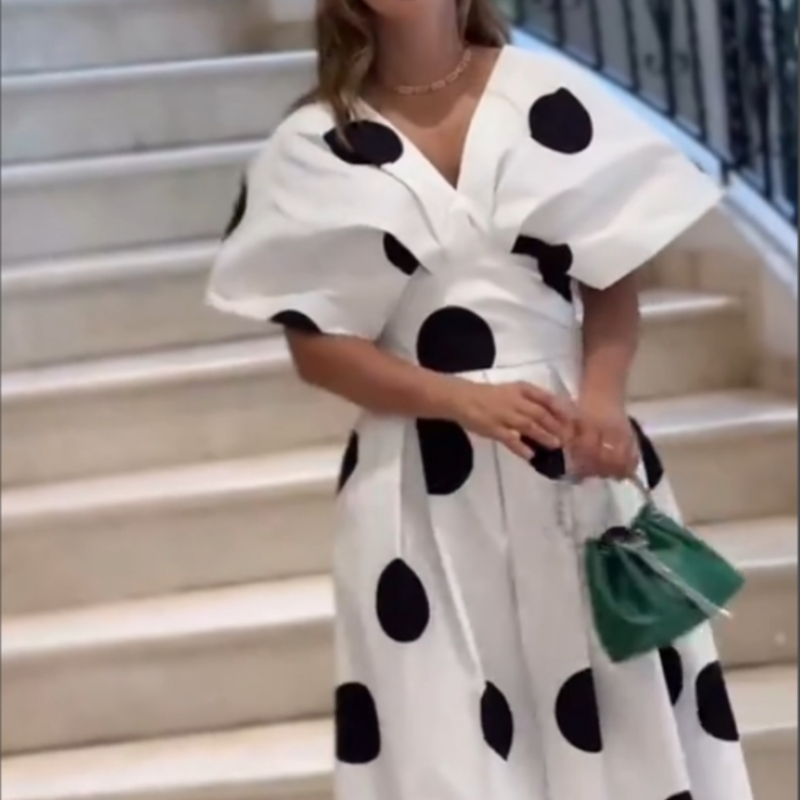 Vestido elegante con cuello en V con una línea A y mangas hinchadas