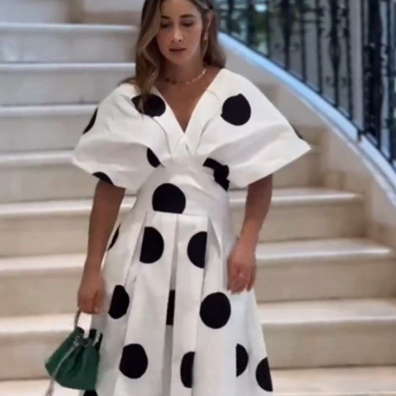 Vestido elegante con cuello en V con una línea A y mangas hinchadas
