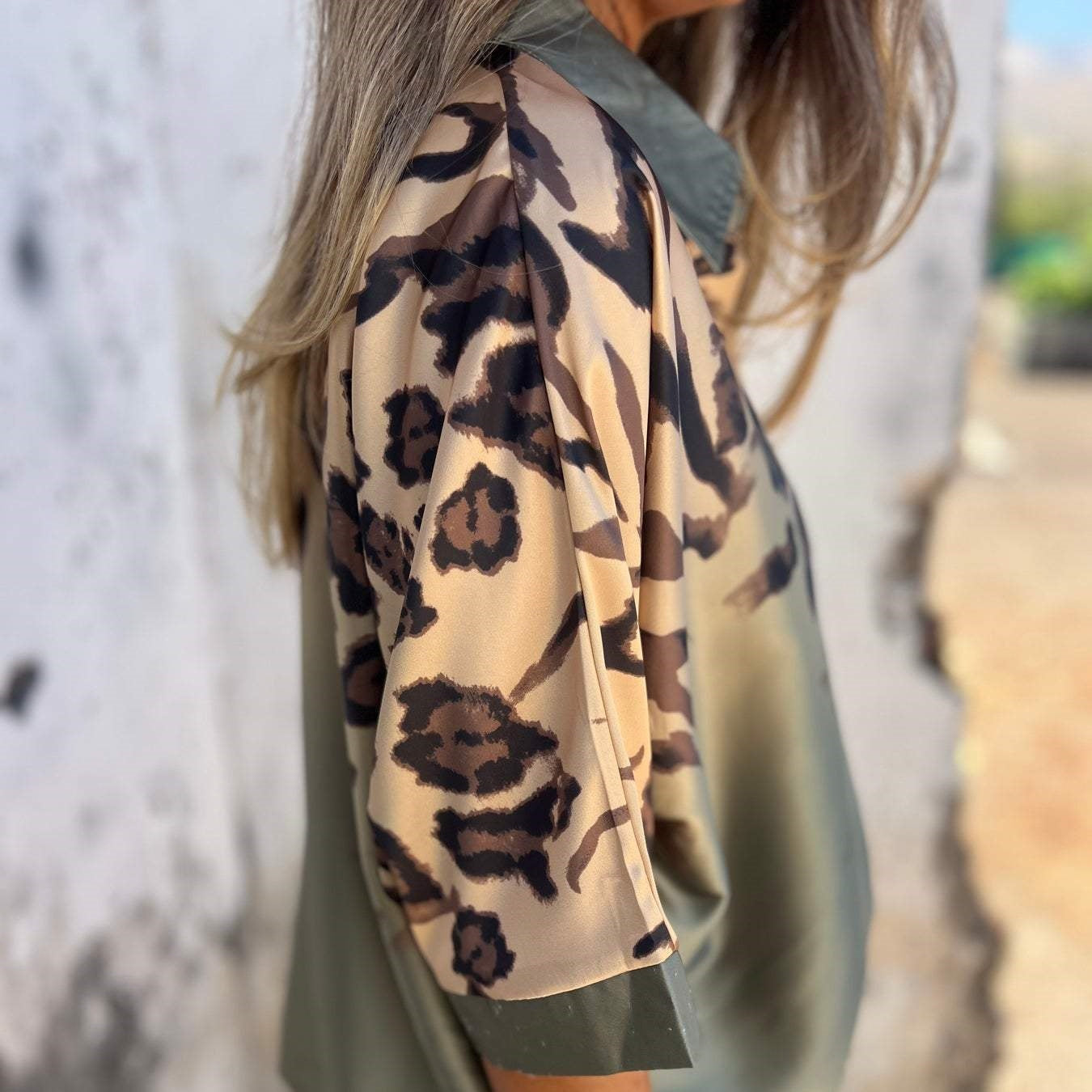 Botón camisa con patrón de leopardo para mujeres