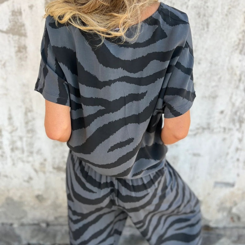 ✨¿Qué me pongo mañana?✨ Conjunto de dos piezas de top y pantalón con estampado de cebra y cuello en V para mujer