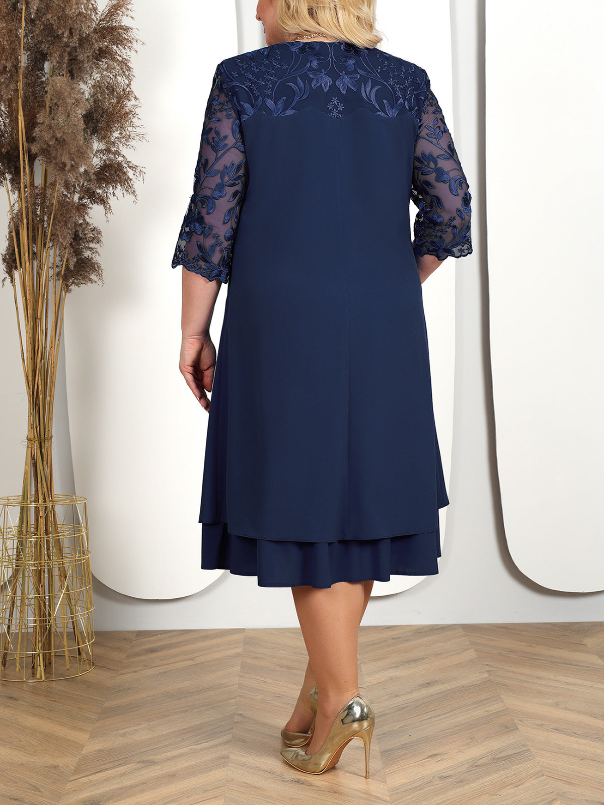 Vestido para mujeres hecho de gasa bordada con un escote redondo