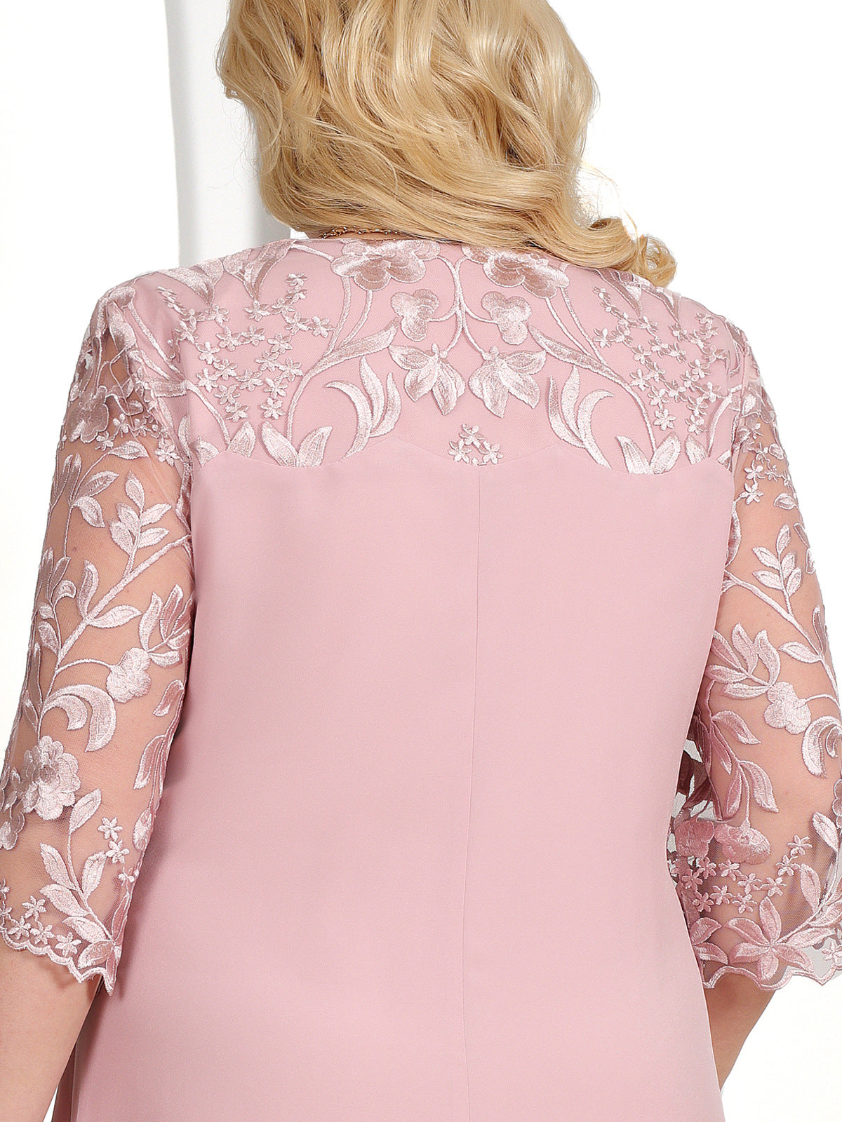 Vestido para mujeres hecho de gasa bordada con un escote redondo