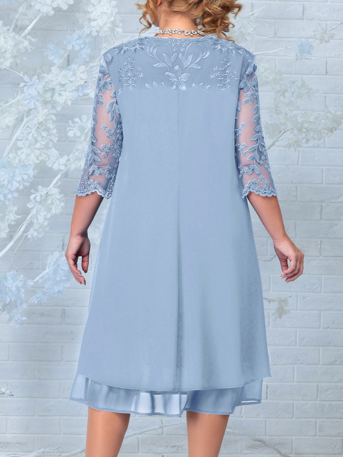 Vestido para mujeres hecho de gasa bordada con un escote redondo
