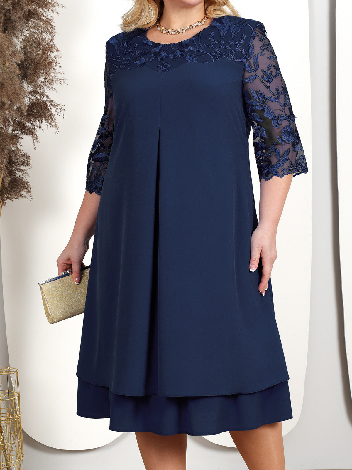 Vestido para mujeres hecho de gasa bordada con un escote redondo