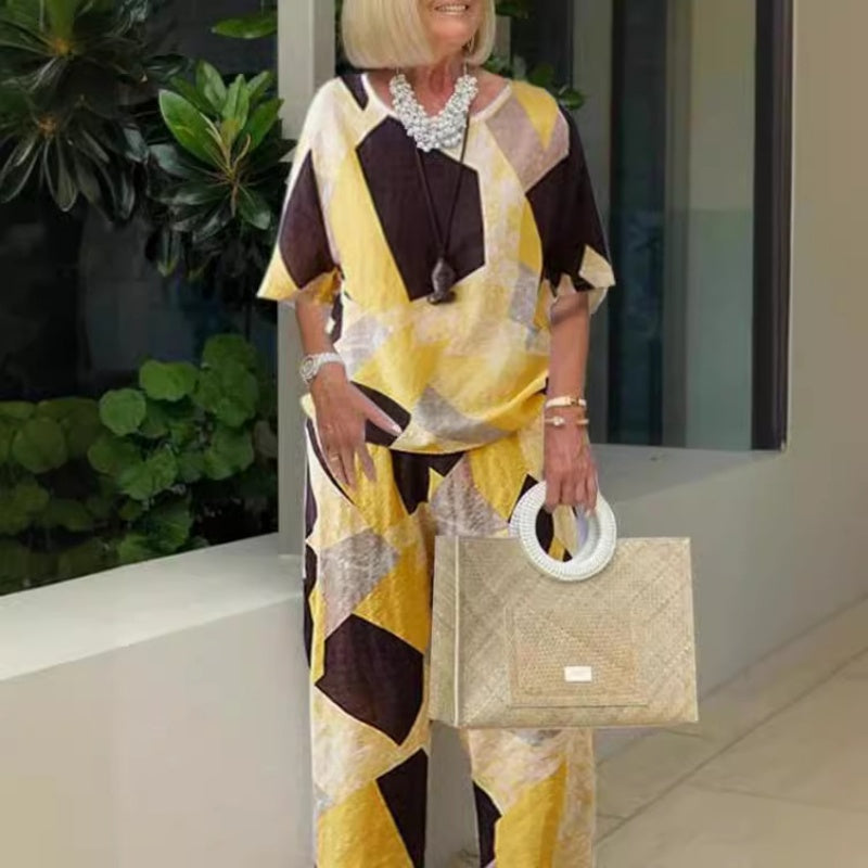Femenina de moda en dos partes en un corte relajado: top y pantalones halbworm