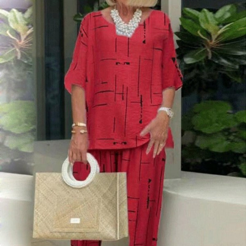 Femenina de moda en dos partes en un corte relajado: top y pantalones halbworm