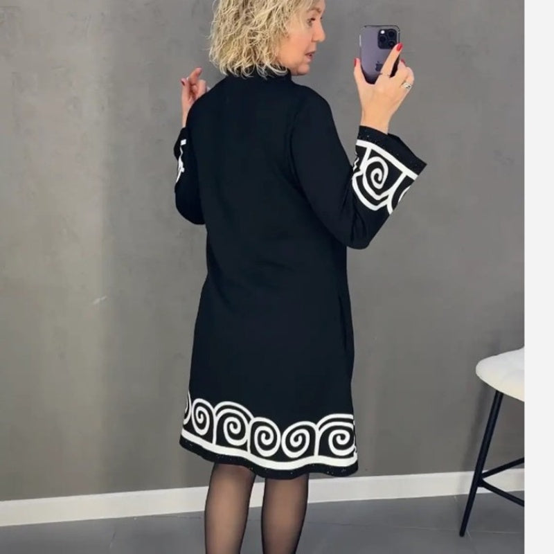 Vestido de manga larga con un patrón abstracto