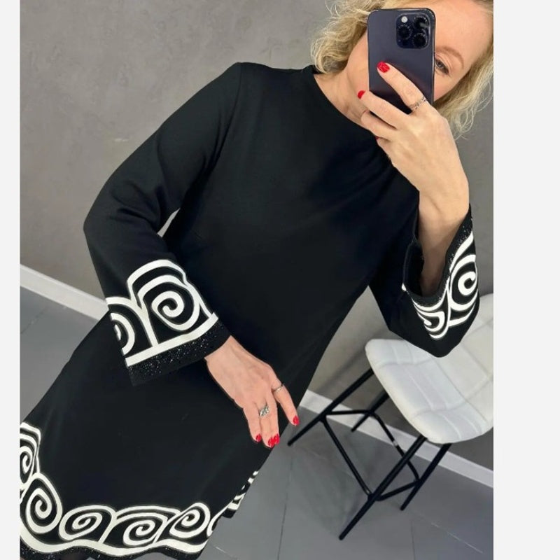 Vestido de manga larga con un patrón abstracto