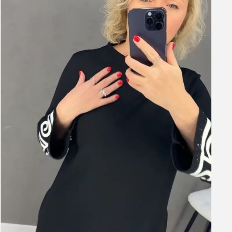 Vestido de manga larga con un patrón abstracto