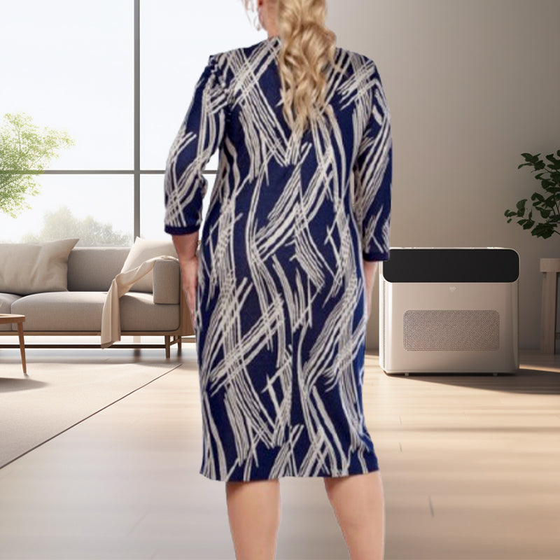 Vestido de mujer elegante con un estampado abstracto y 3/4 de mangas