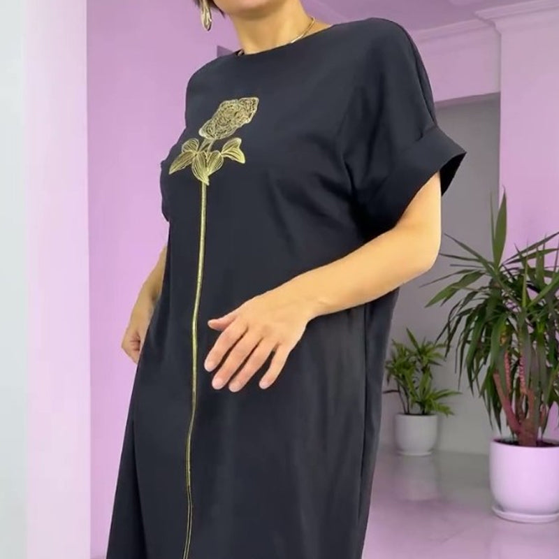 Vestido para mujeres con un escote circular y hendidura lateral