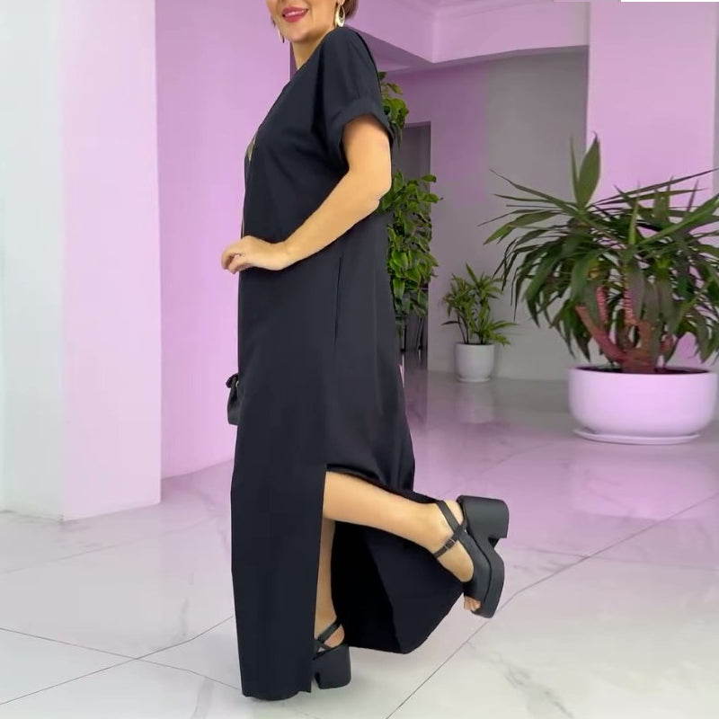 Vestido para mujeres con un escote circular y hendidura lateral