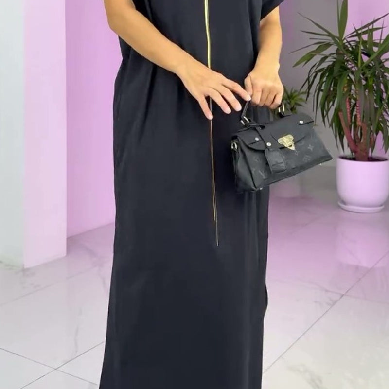 Vestido para mujeres con un escote circular y hendidura lateral