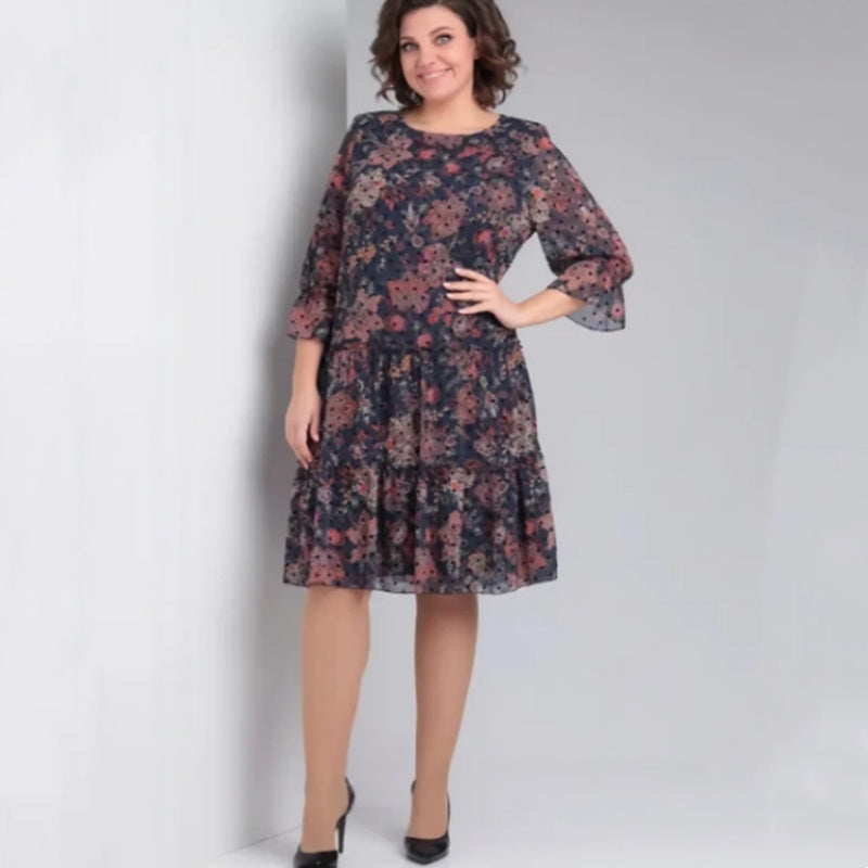 Vestido de ocio para mujeres con un escote circular y un patrón de flores