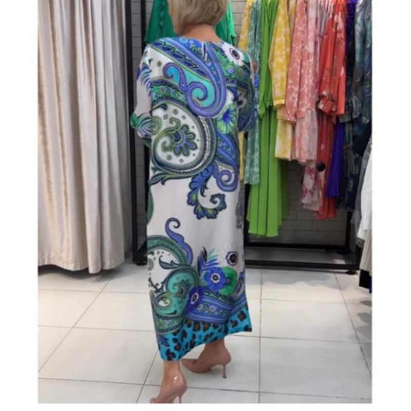 Elegante vestido largo con un escote circular y presión floral