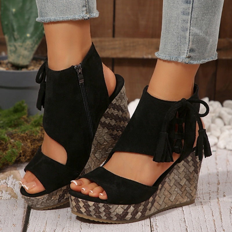 Sandalias de mujeres con un área de los pies abiertos y ventas de meseta y borla