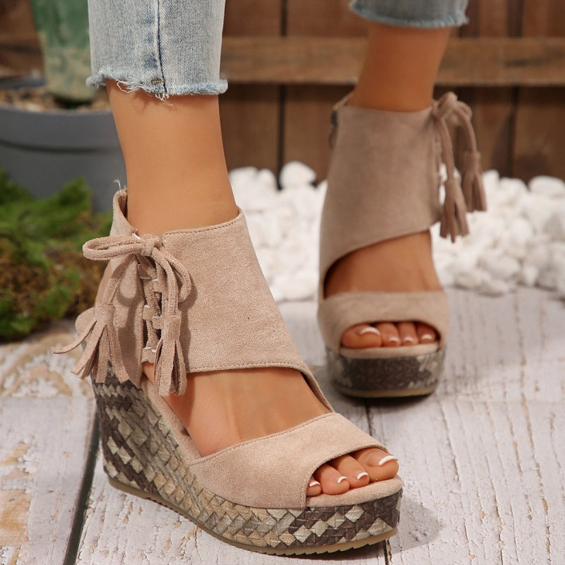 Sandalias de mujeres con un área de los pies abiertos y ventas de meseta y borla