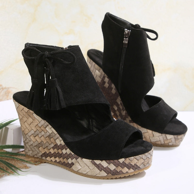 Sandalias de mujeres con un área de los pies abiertos y ventas de meseta y borla