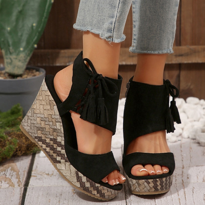 Sandalias de mujeres con un área de los pies abiertos y ventas de meseta y borla