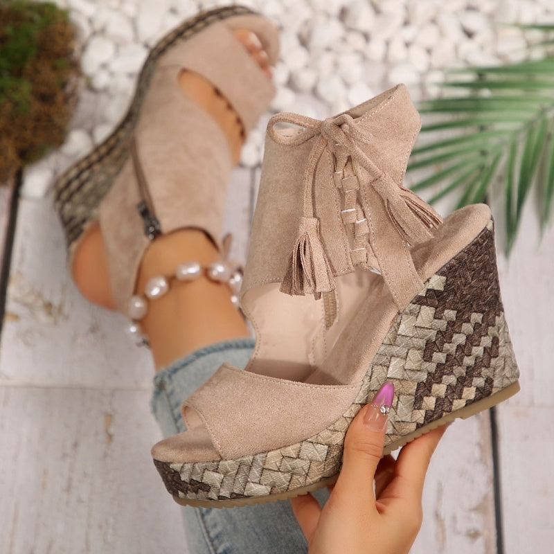 Sandalias de mujeres con un área de los pies abiertos y ventas de meseta y borla
